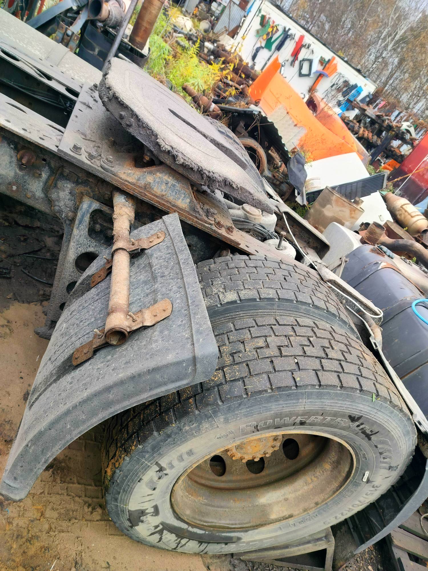 На разборку поступил MAN F2000 2000 г.в. Двигатель D2866LF31 4-х клапанные головки, КПП 16S181 с ретардой, редуктор HY13110 37/12 подвеска рессорная перед, сзади воздух. Кабина высокая, гнилая. Крыша в продаже.